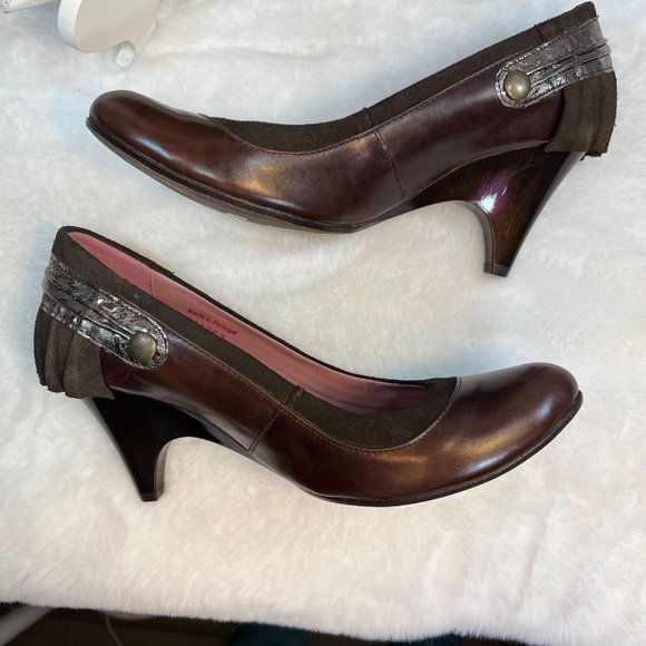 CHANII B Brown Leather w Suede Ruffle Trim and Gold Accent Heels- 7.5 - Picture 4 of 12